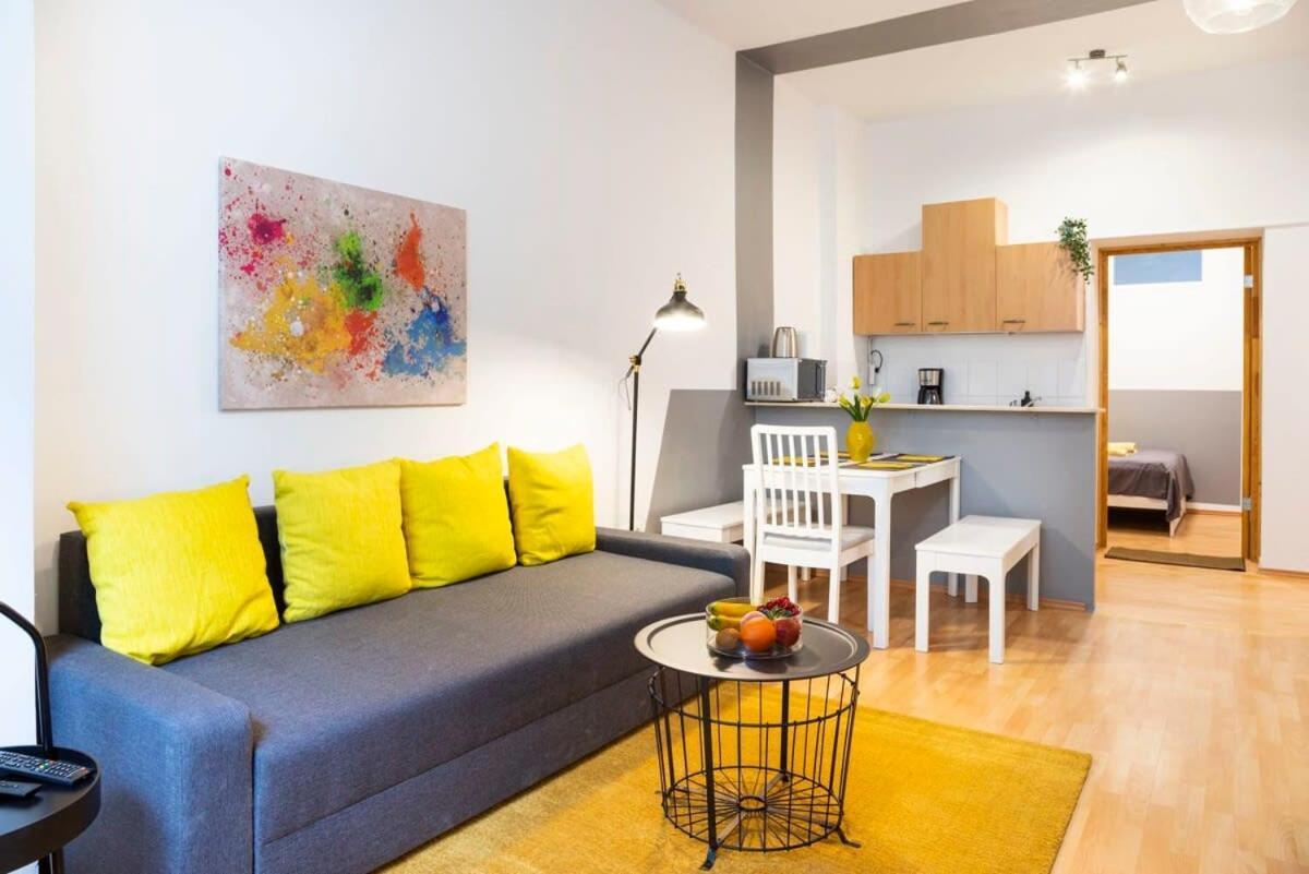 Cozy 2 Room Apartment Next To Hermannstrasse Берлін Екстер'єр фото