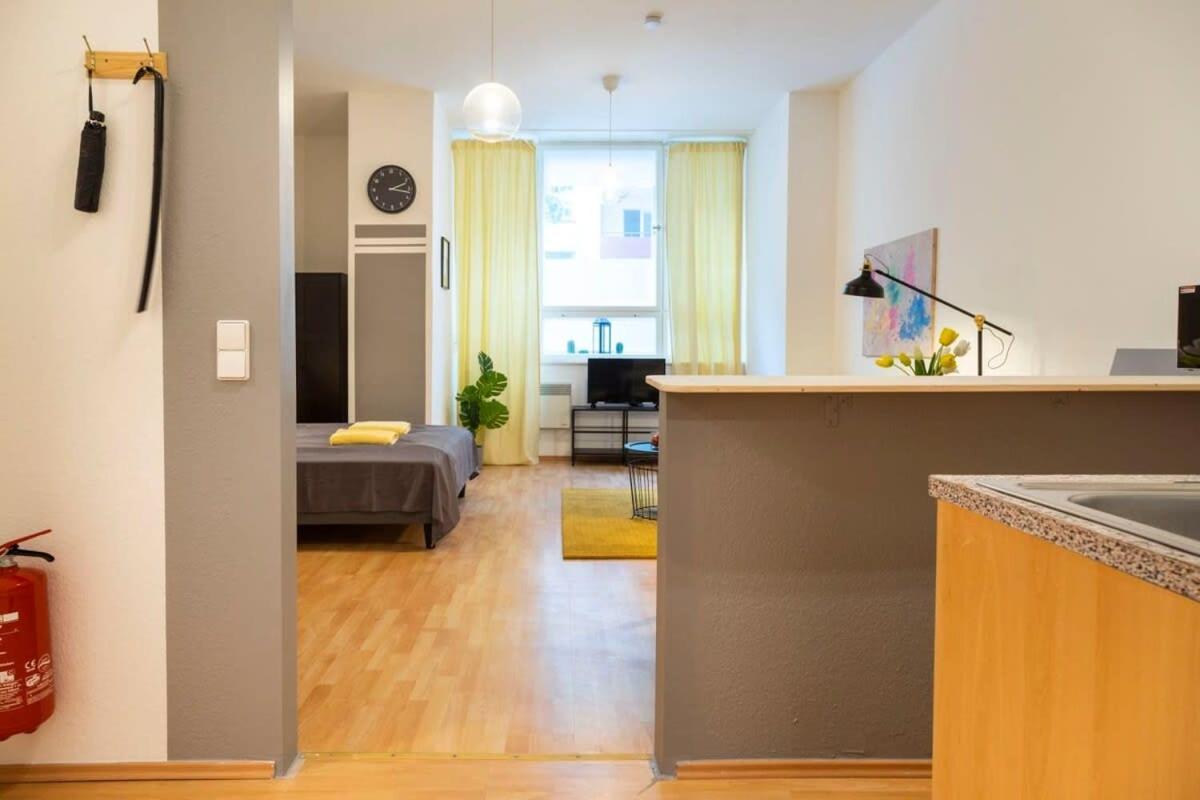 Cozy 2 Room Apartment Next To Hermannstrasse Берлін Екстер'єр фото