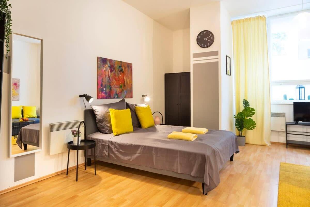 Cozy 2 Room Apartment Next To Hermannstrasse Берлін Екстер'єр фото