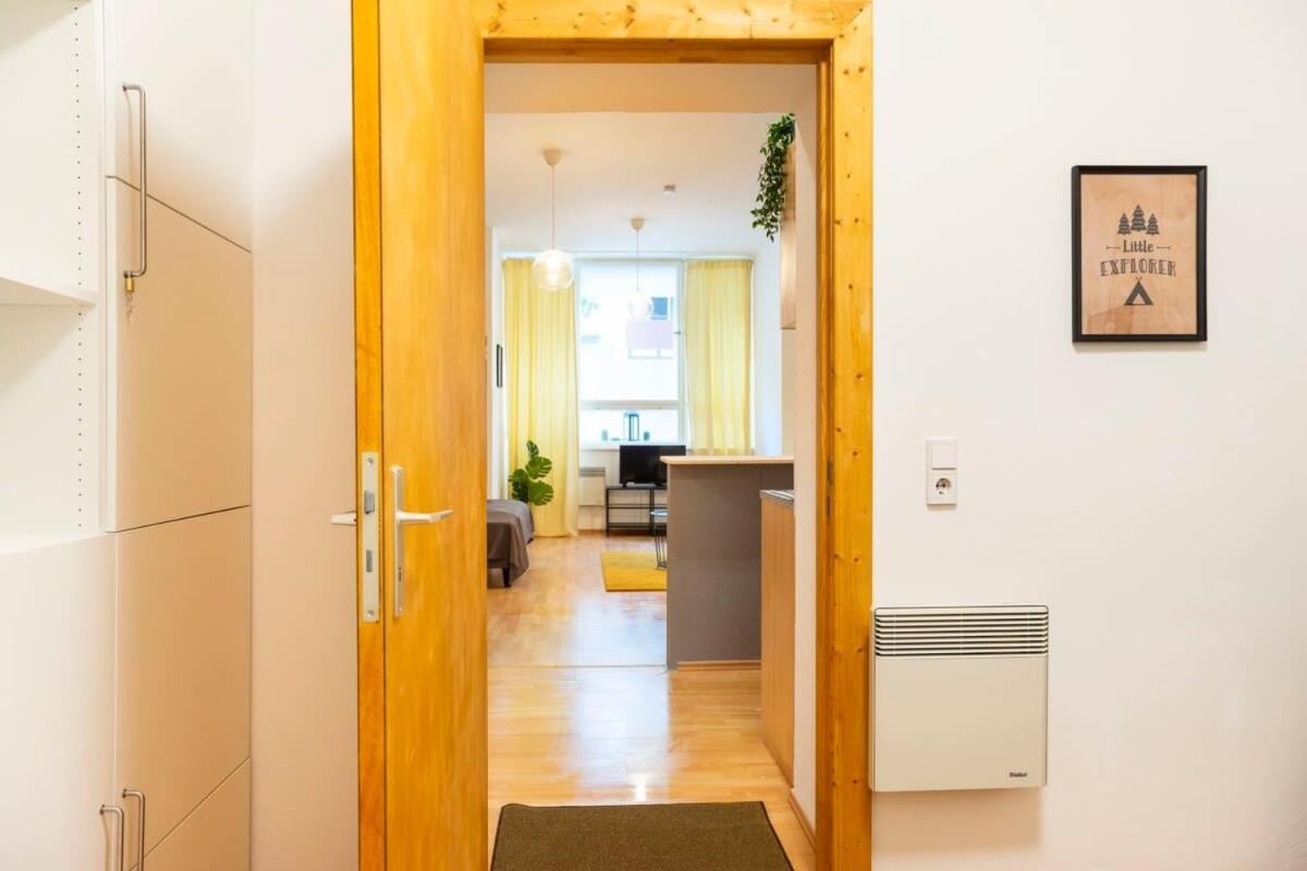 Cozy 2 Room Apartment Next To Hermannstrasse Берлін Екстер'єр фото